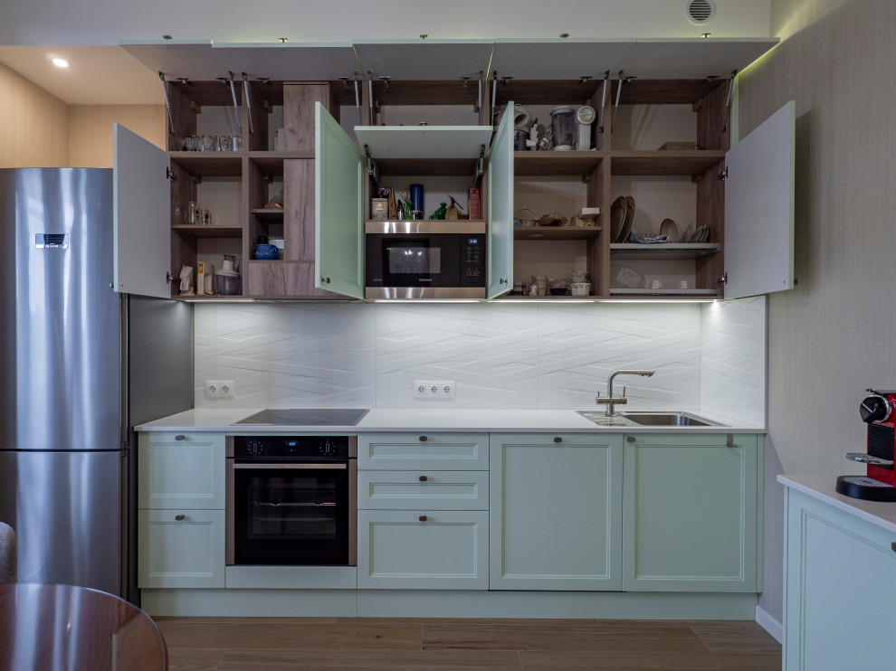 Нежная светло-мятная кухня в стиле неоклассика