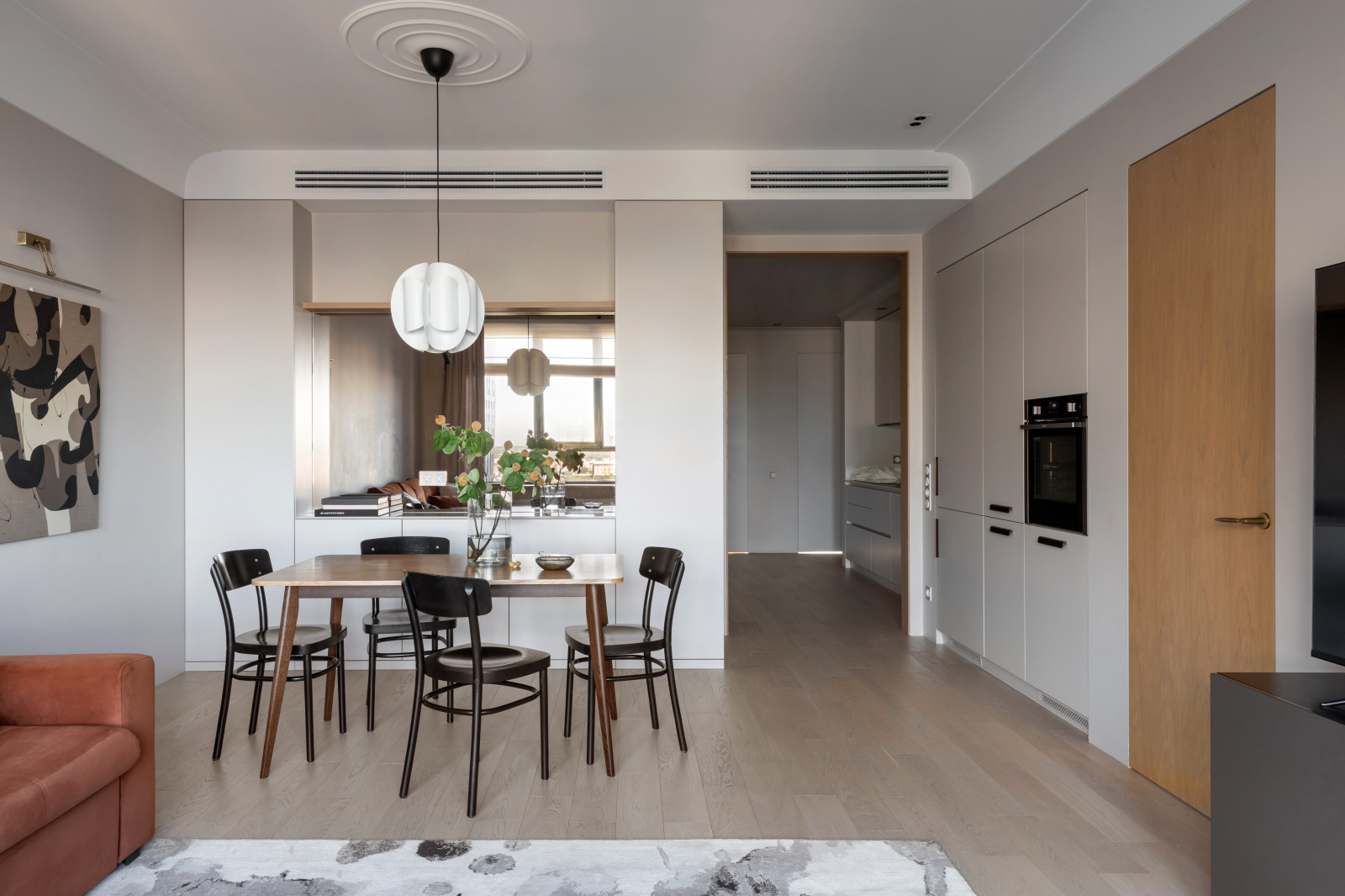 Обложка проекта: Белая кухня нестандартного размещения