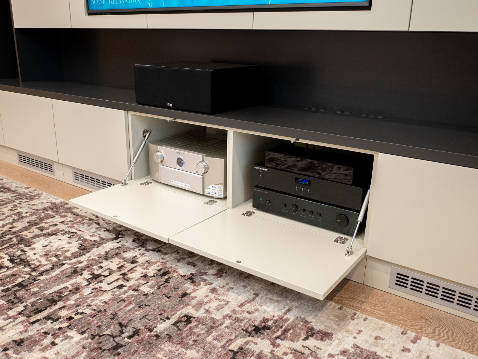 Киношкаф в квартире на Мосфильмовской