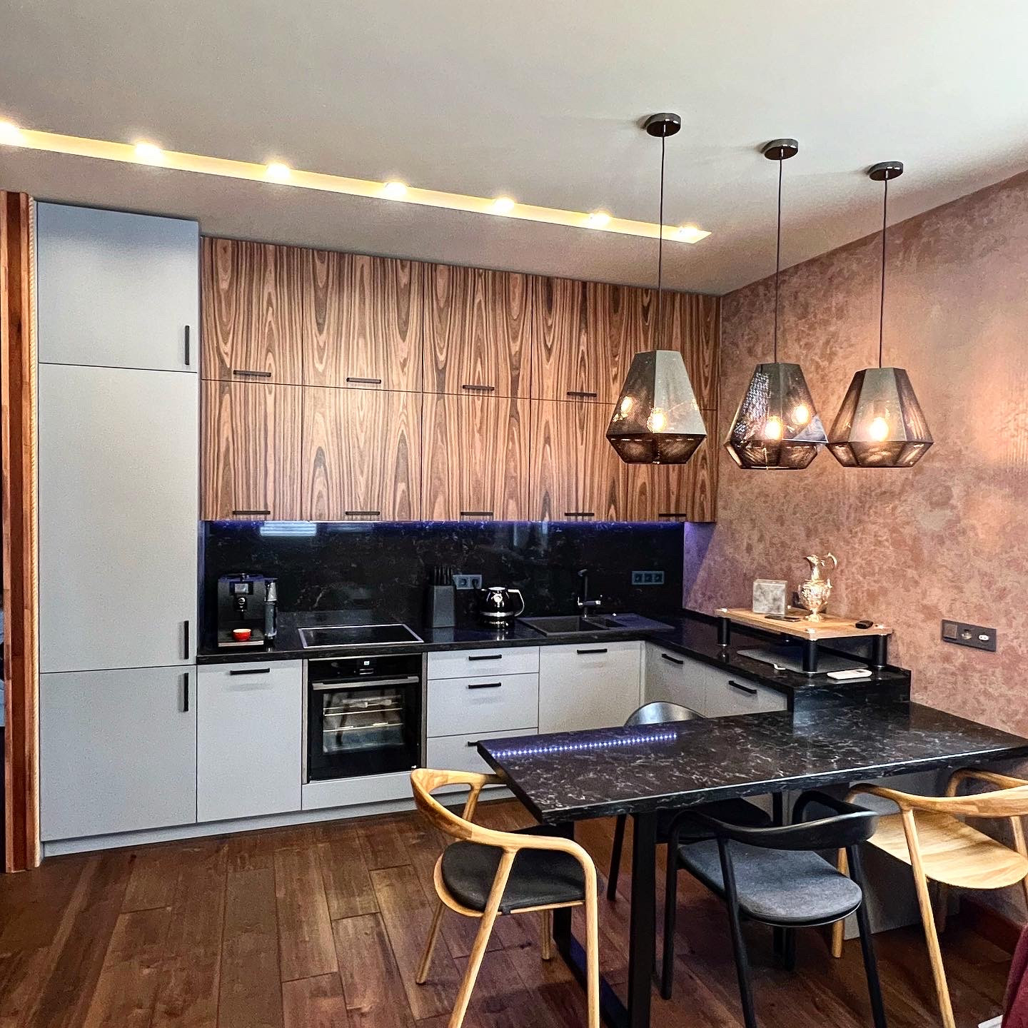 Обложка проекта: Кухня с фасадами из шпона