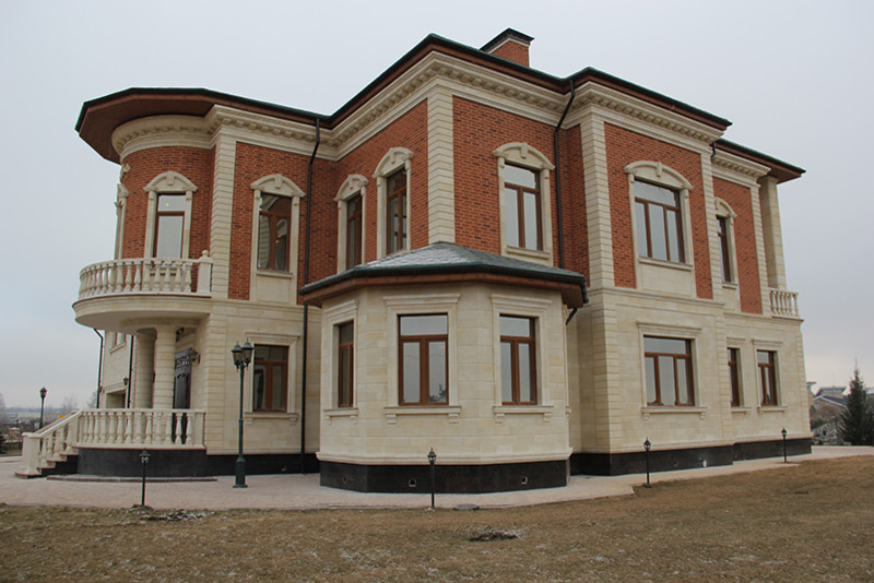 Что лучше применять для отделки фасада здания: фасадный декор из камня или пеноп