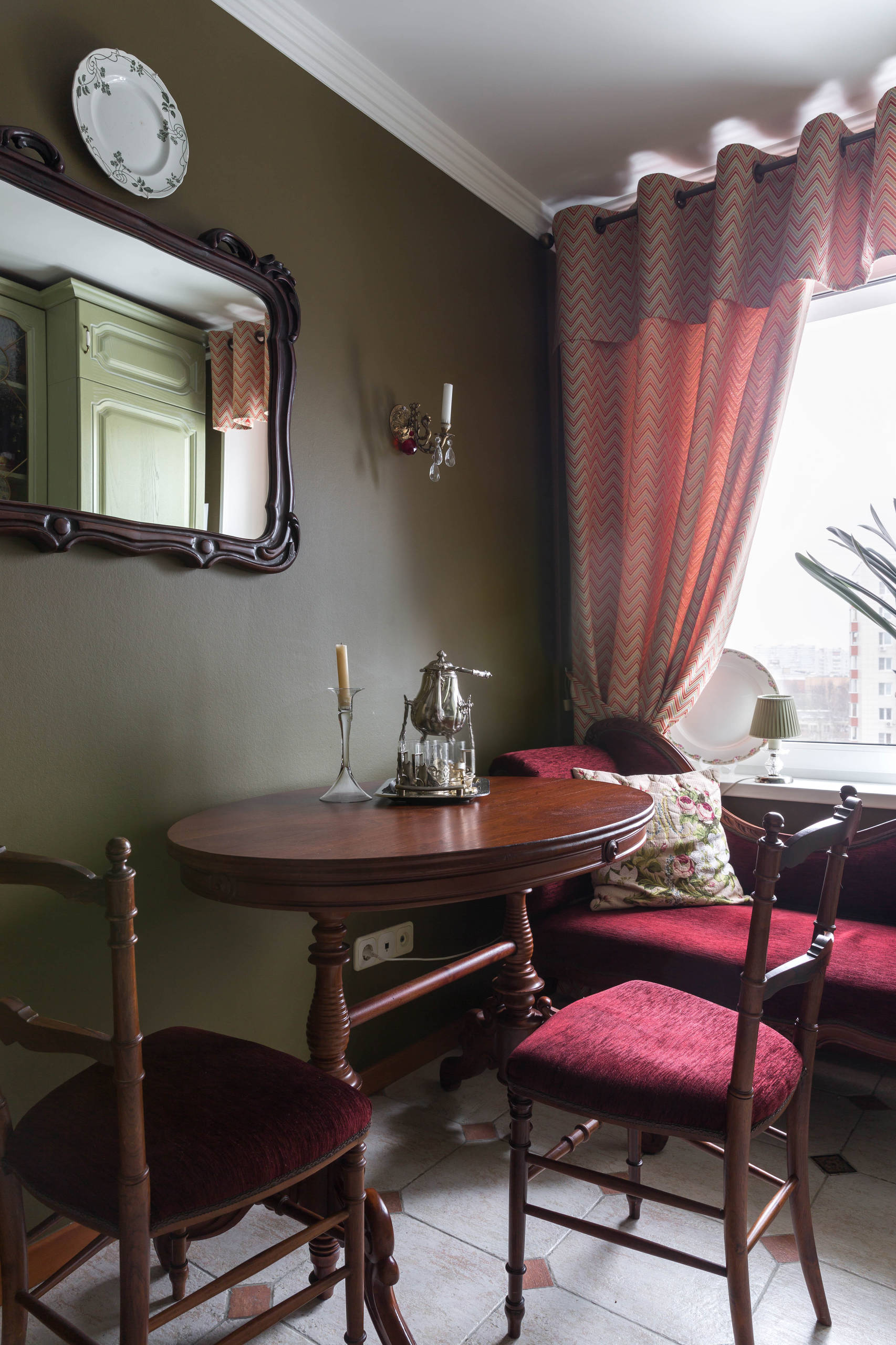 В гостях: Квартира юного ценителя антиквариата