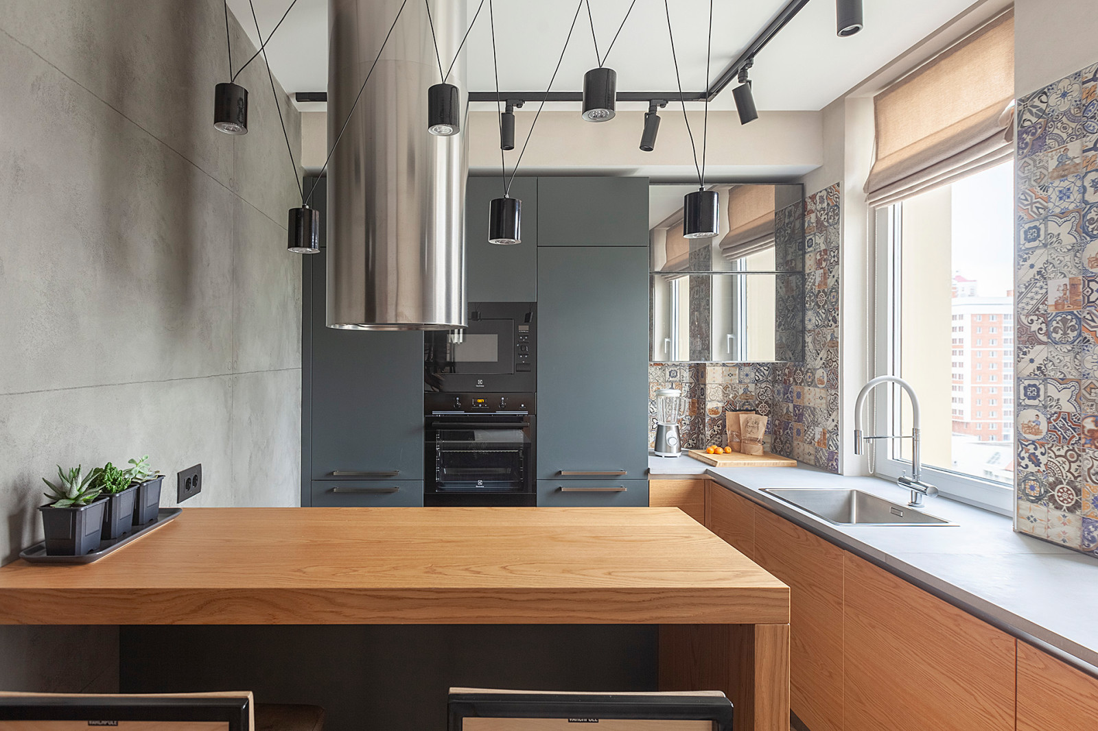 Обложка проекта: Кухня LOFT с островом и мойкой у окна