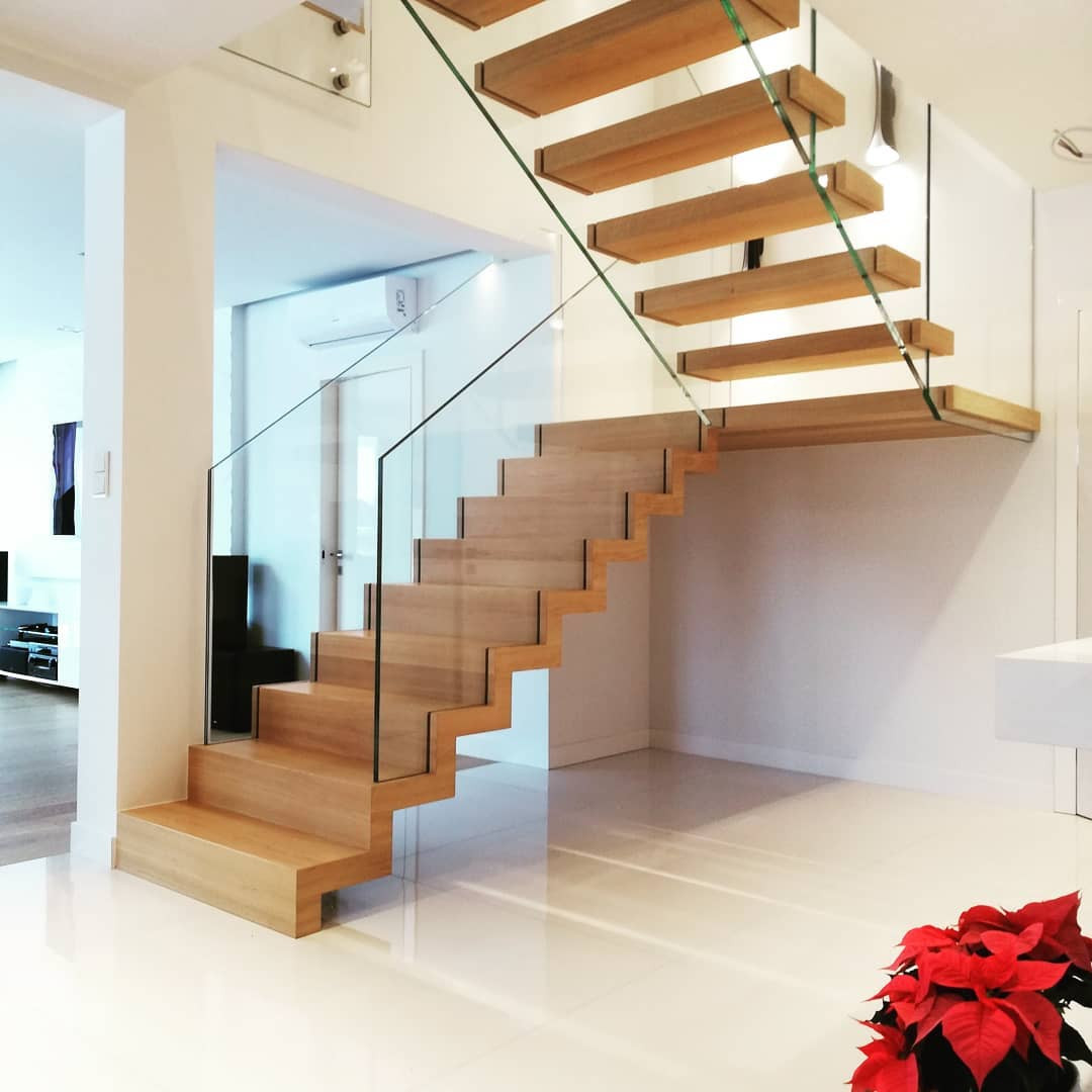 Двухмаршевая лестница с стеклянными перилами