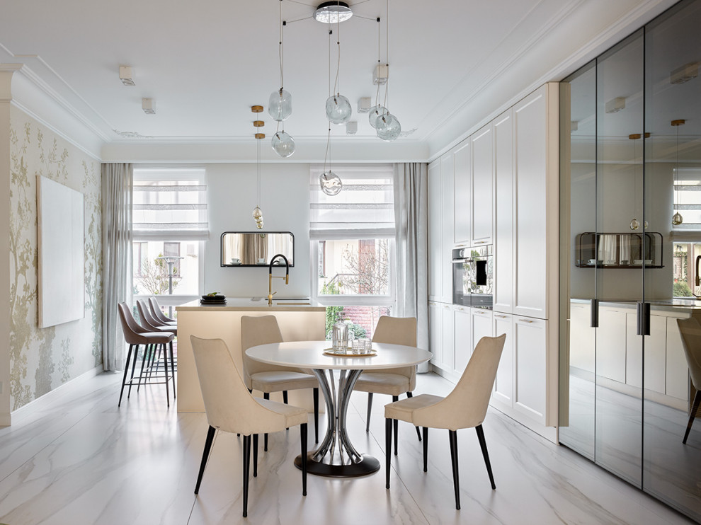 И без того светлый интерьер выгодно имеет панорамные окна на 2 стороны, а отража