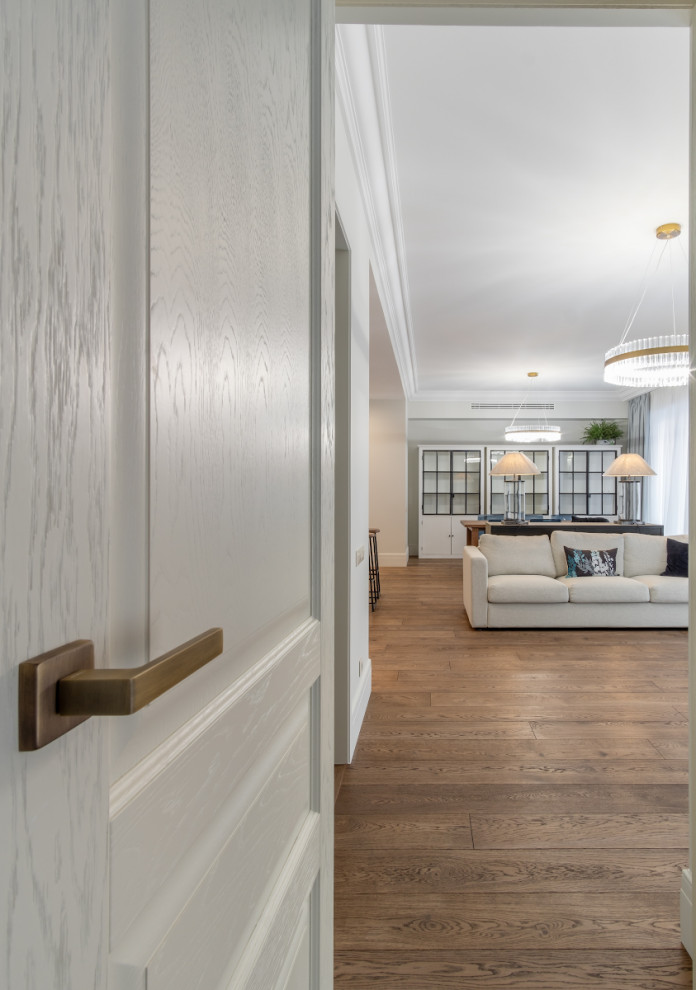 Белые дубовые двери в интерьере квартиры