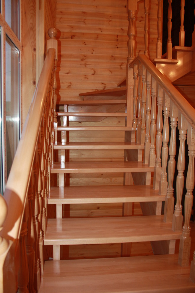 Буковая лестница в цвет дерева без подступят