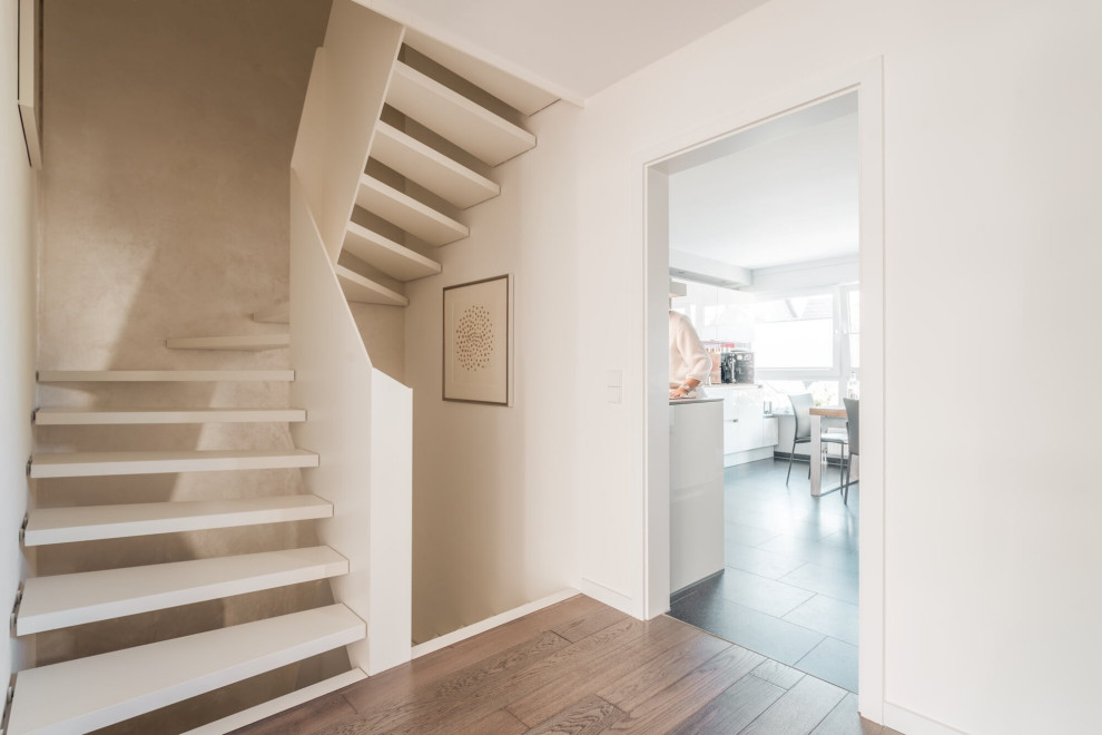 Белая лестница