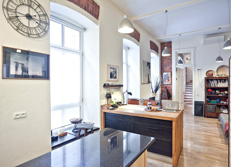 Двухъярусная квартира с кирпичной кладкой, антикварными деталями и секретным бал