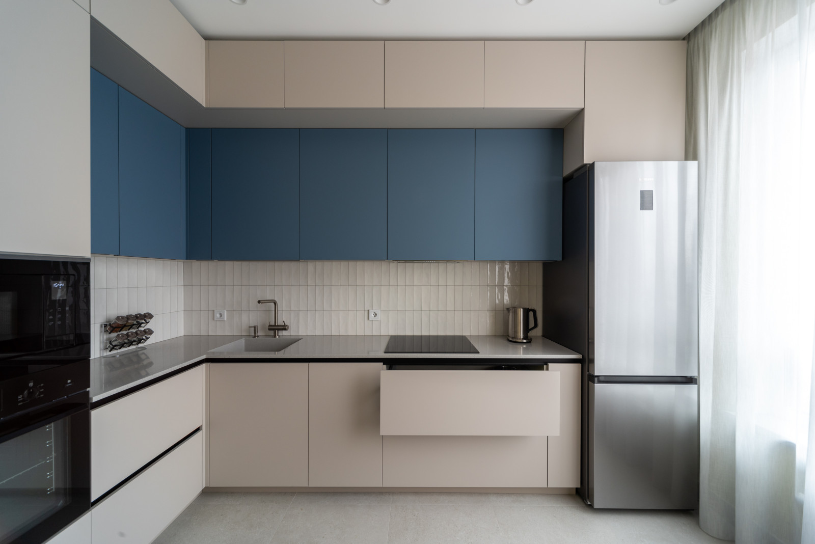 Двухуровневая угловая кухня