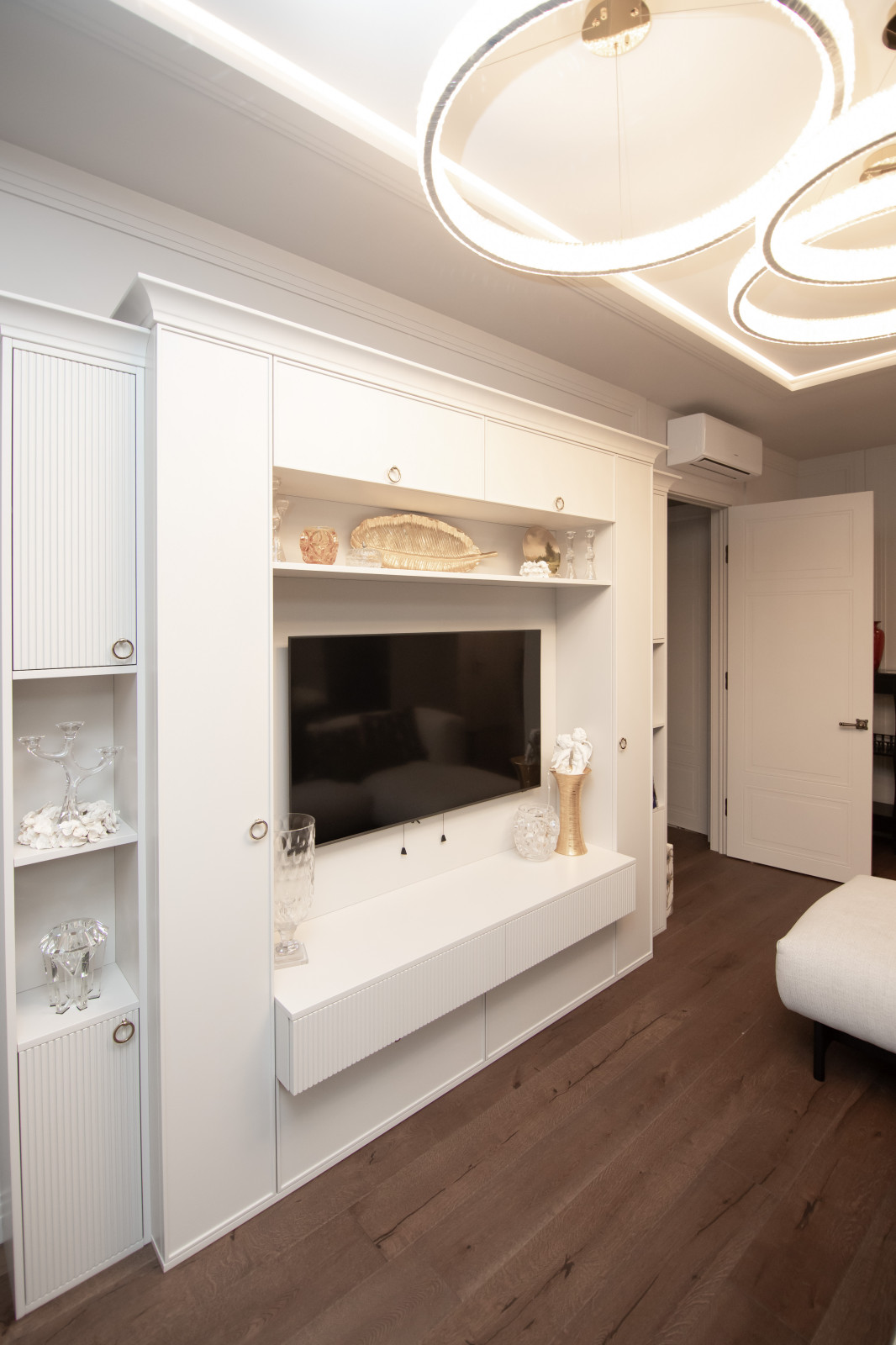 Стеллаж в гостиную для оформления ТВ-зоны