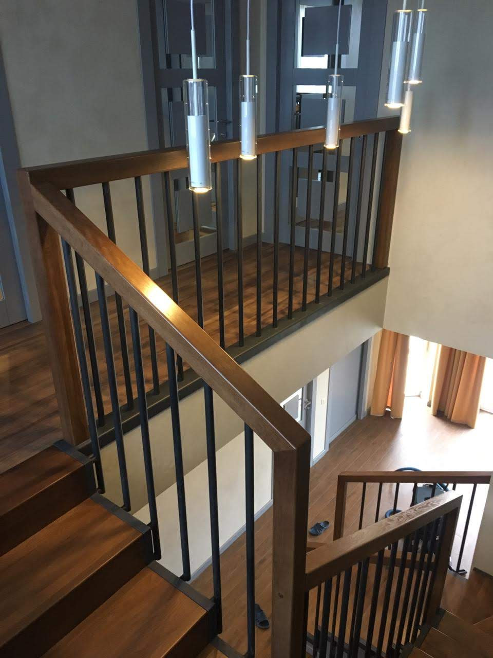 Лестница деревянная в загородном коттедже