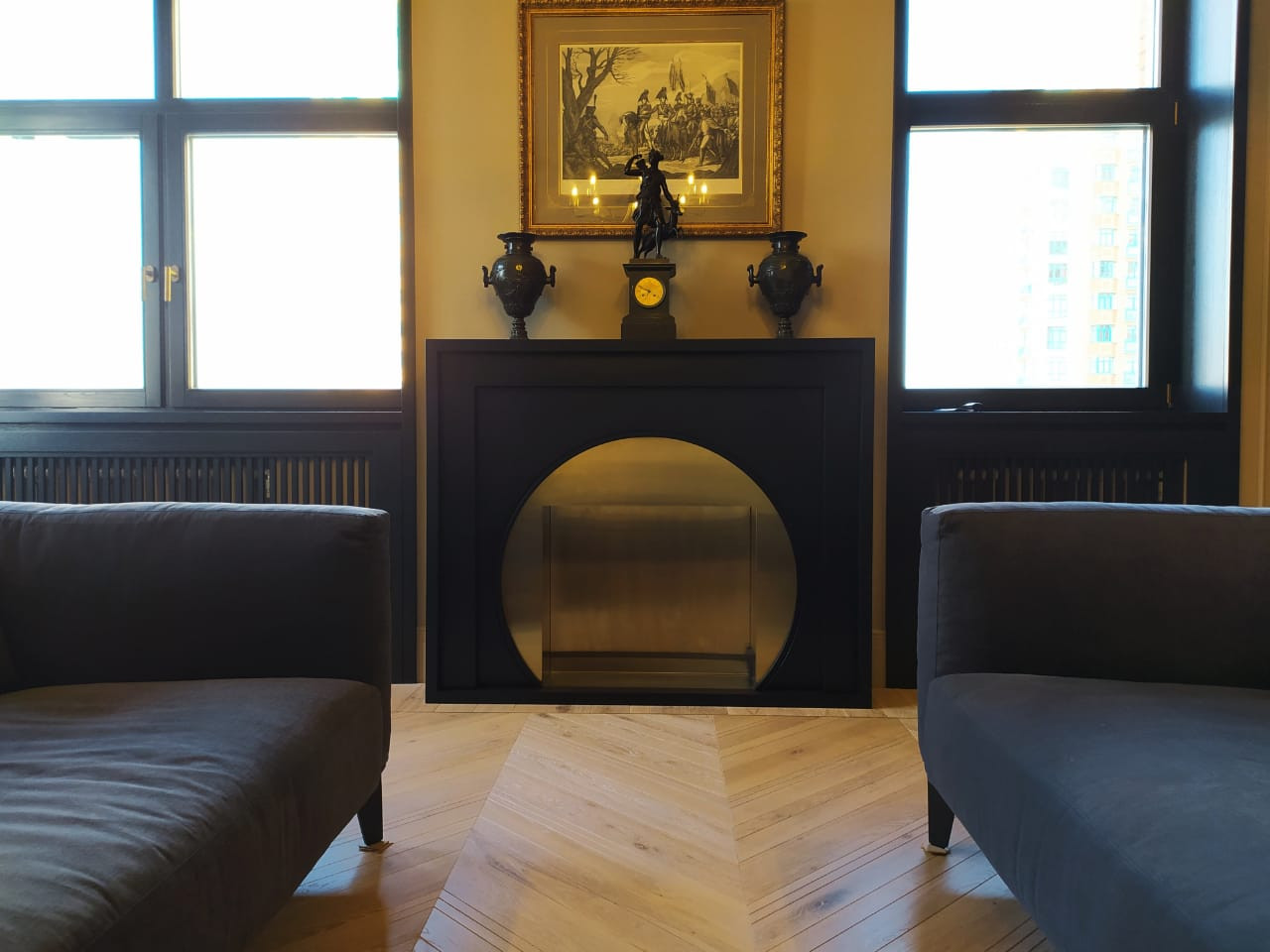 Камин из массива и латуни