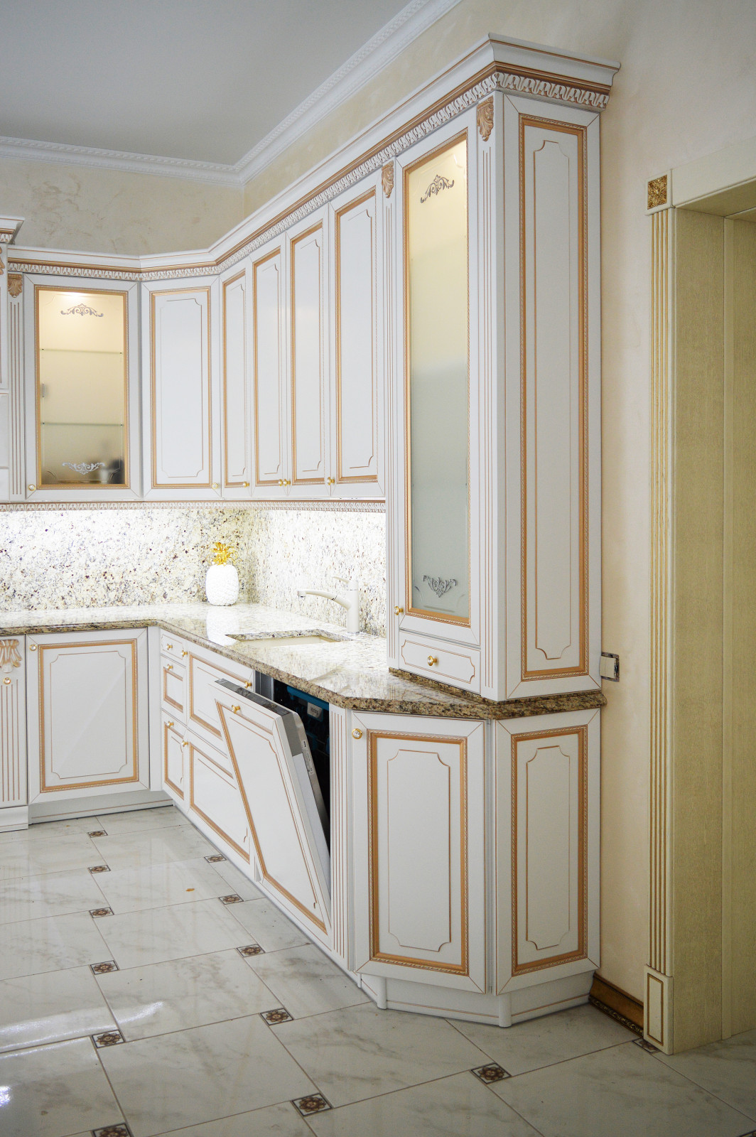 Роскошная классика. Большая кухня с функциональной рабочей зоной в центре.