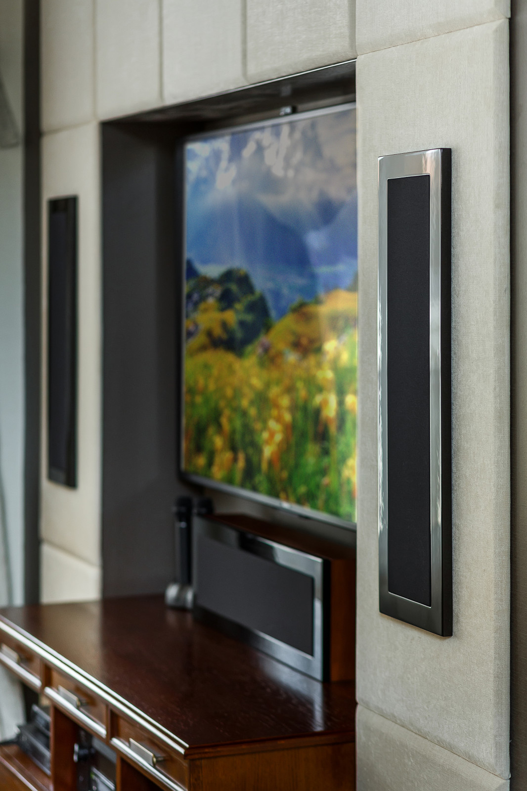 Домашний кинотеатр с навесными акустическими системами