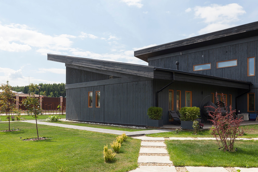 В гостях: Удивительный забор и черный-черный дом