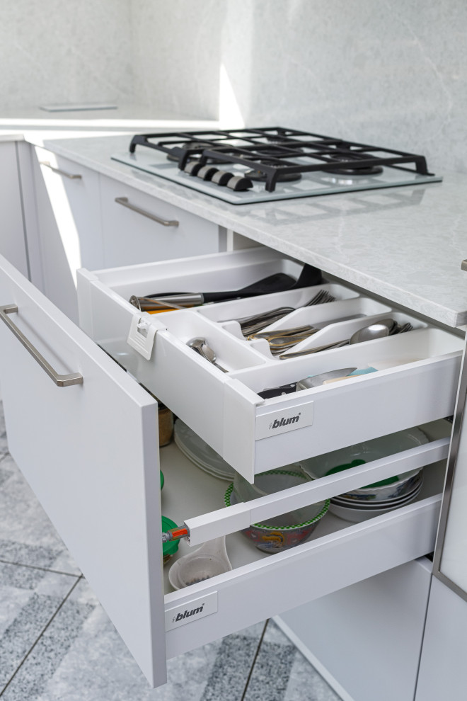 Кухня в современном стиле с каменной столешницей