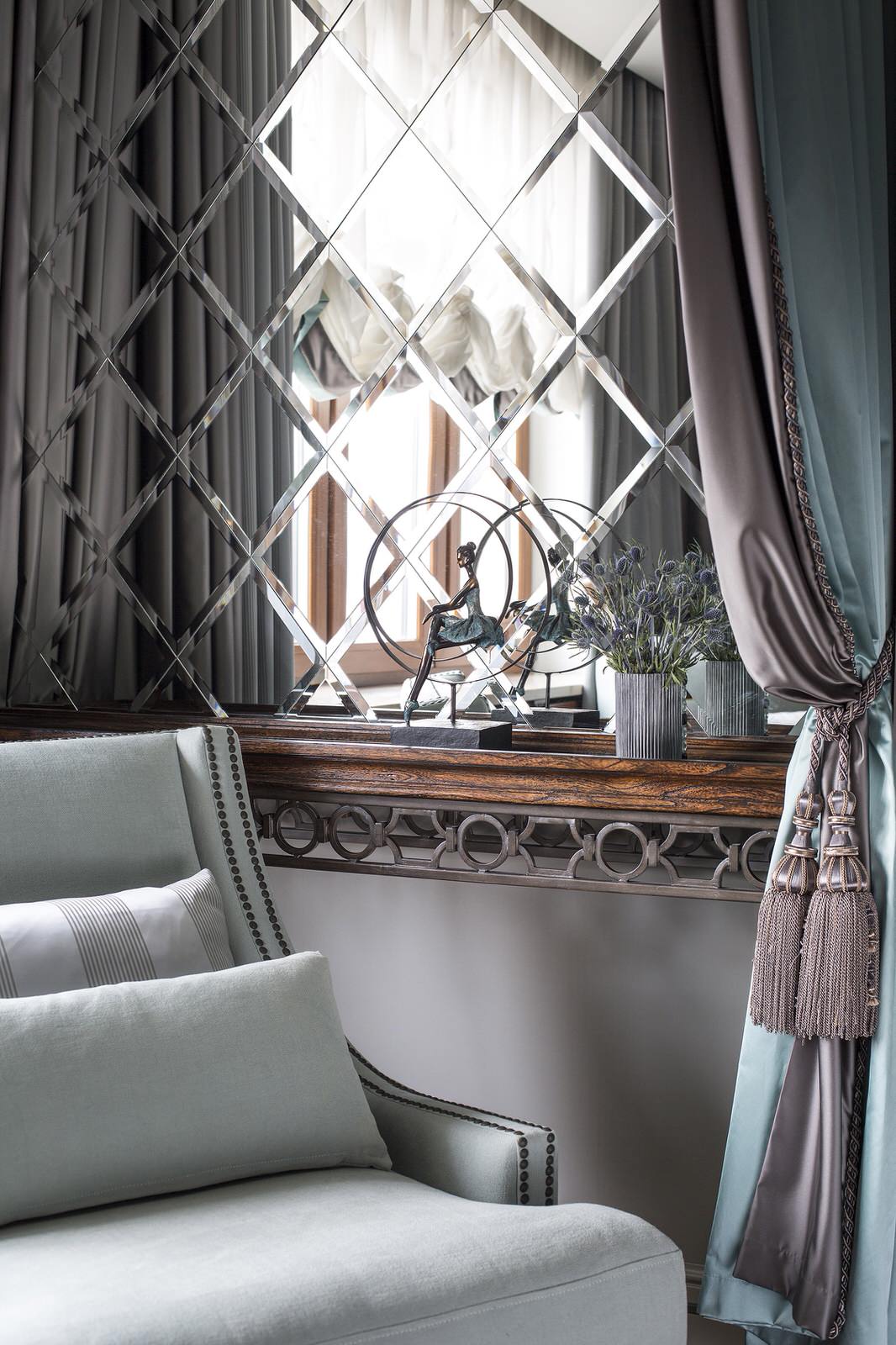 Зеркальное панно на стене мужской спальни