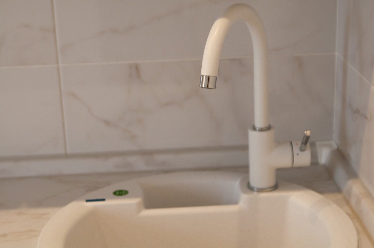 Светлый кухонный гарнитур в классическом стиле