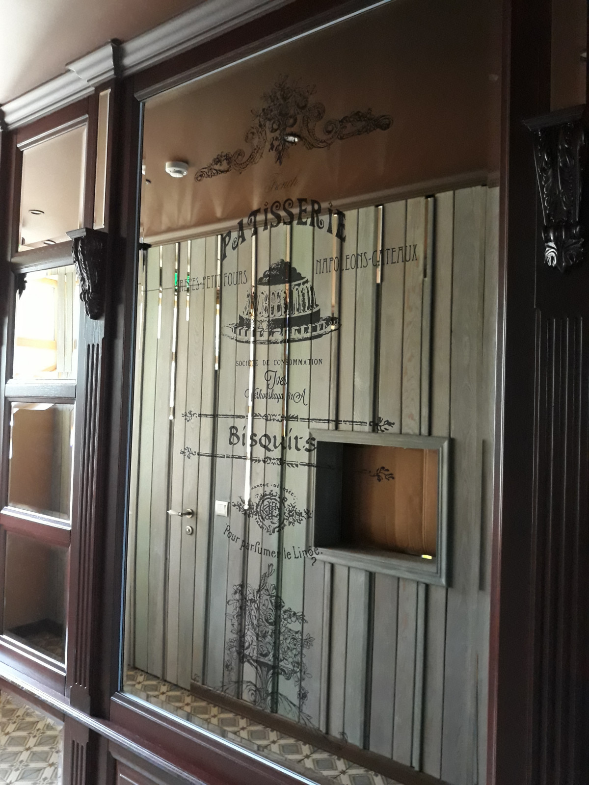 Обложка проекта: Винтажные зеркала для кафе