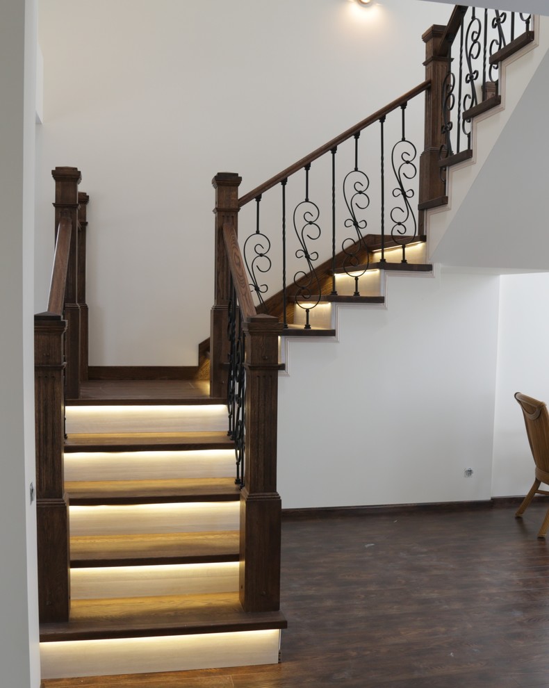 Деревянная лестница с подсветкой