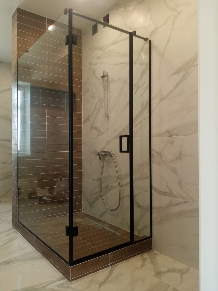 Обложка проекта: Душевые перегородки с черной фурнитурой