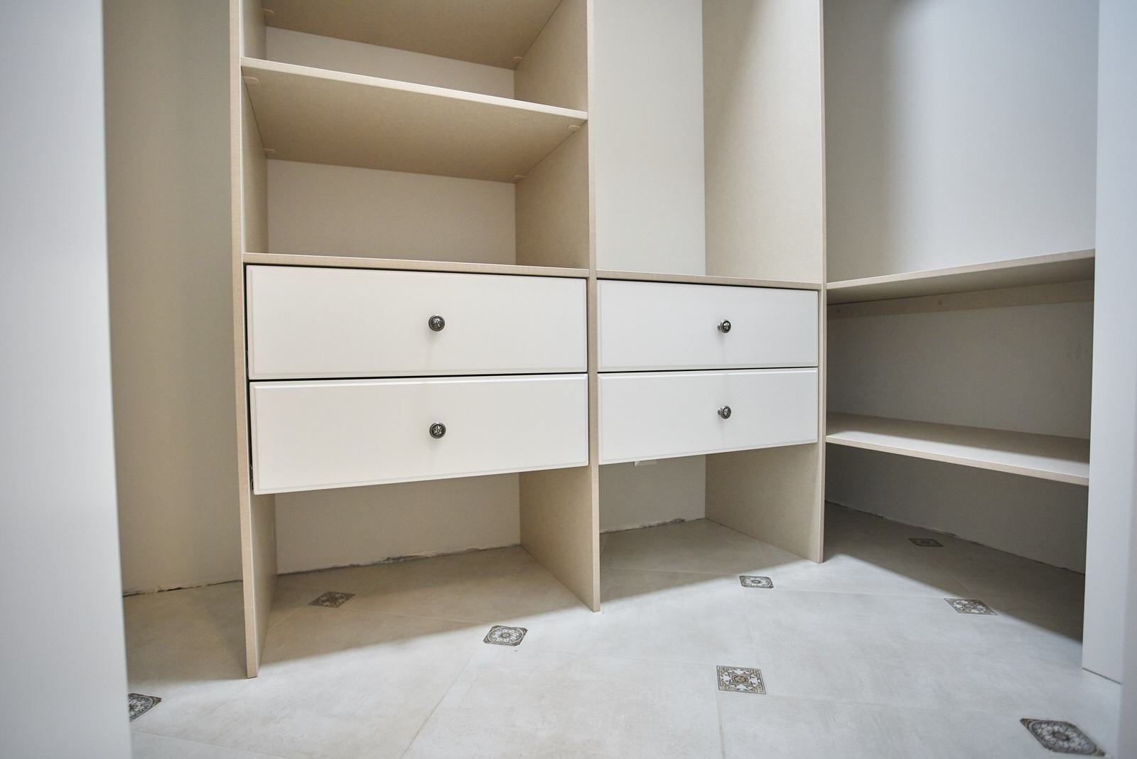 Гардеробная система классика raumplus с раздвижными и распашными дверьми