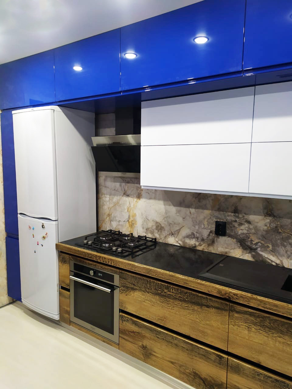 Кухня в совремееном стиле с фасадами из шпона