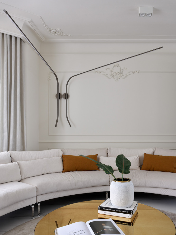 2 бра нестандартной формы и размера (вылет от стены составляет 1,6м) придают кла