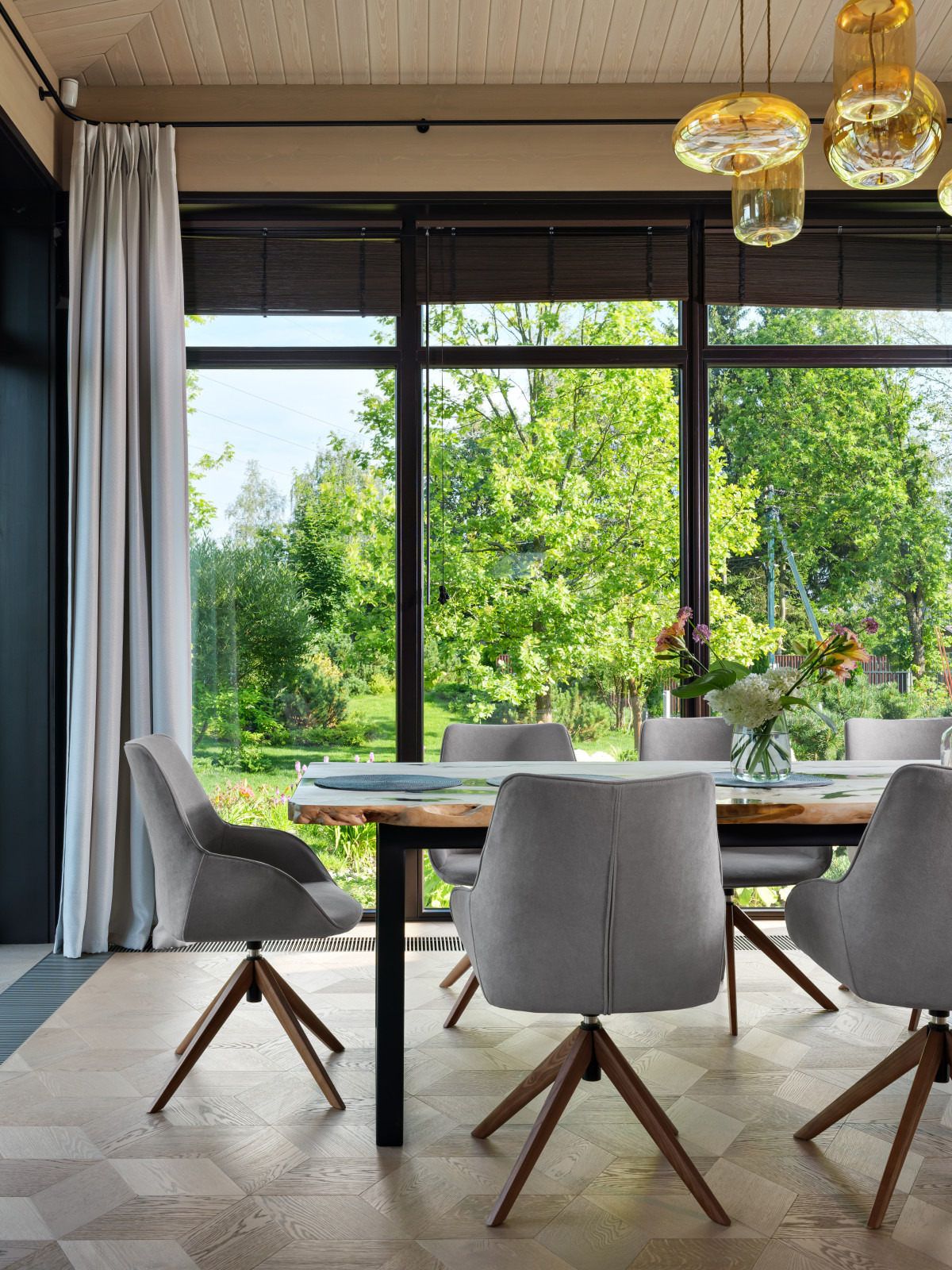 Остекление загородного дома в современном стиле