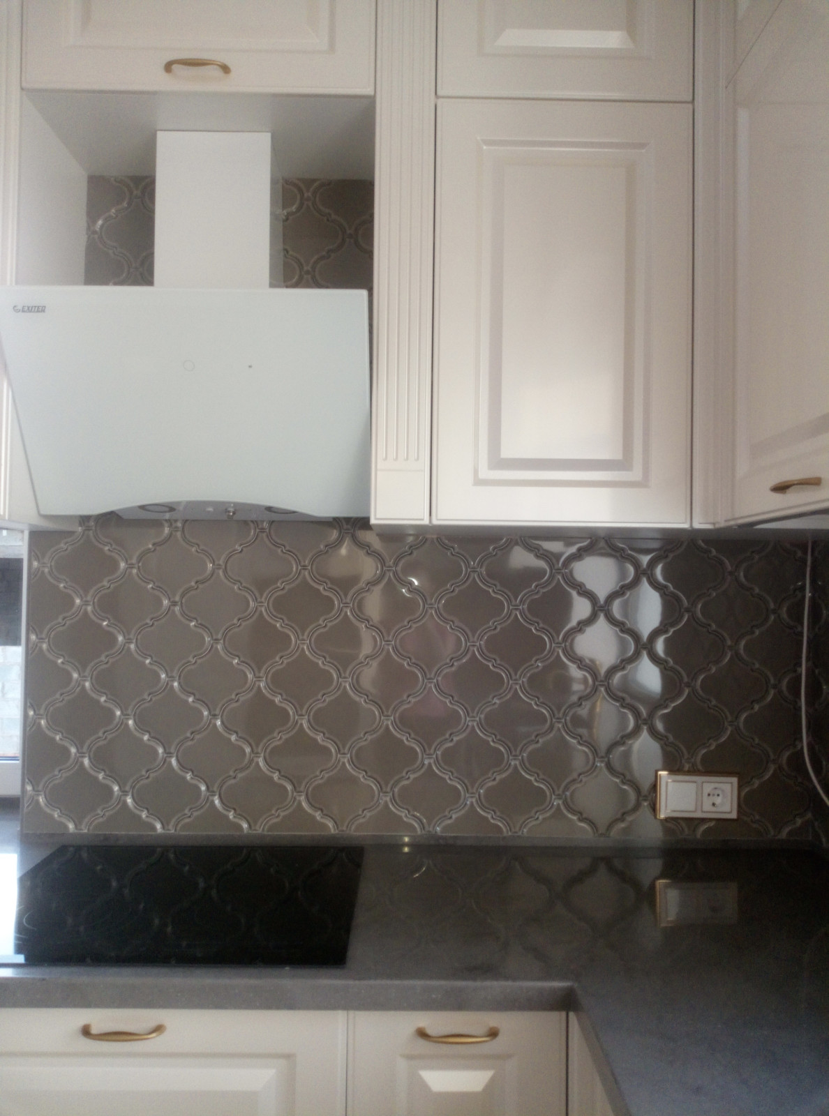 Кухня и гостиная с витринами