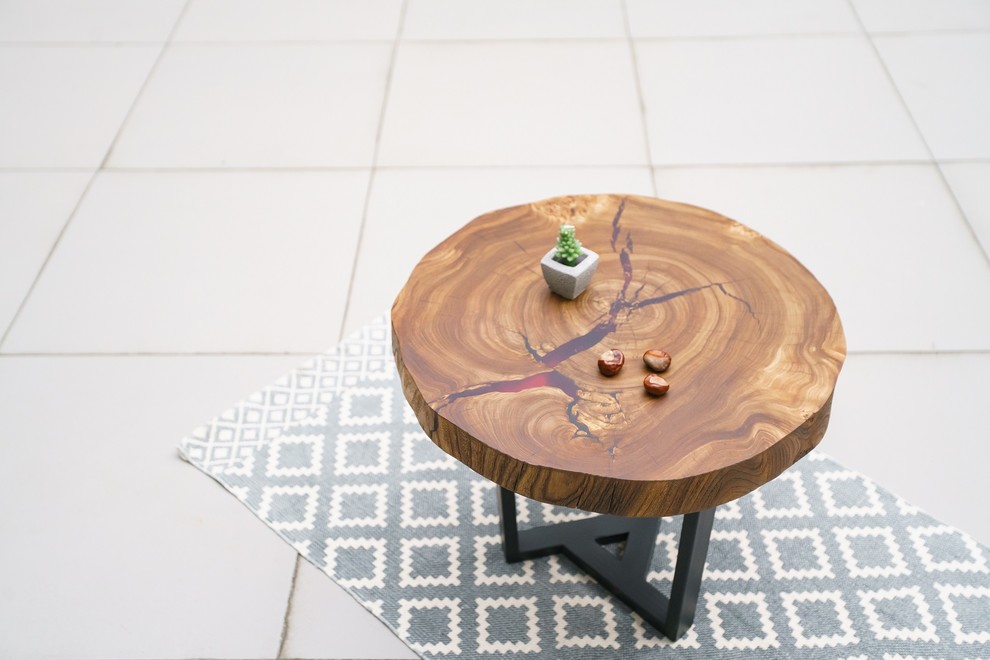 Журнальный стол из спила карагача с красной заливкой