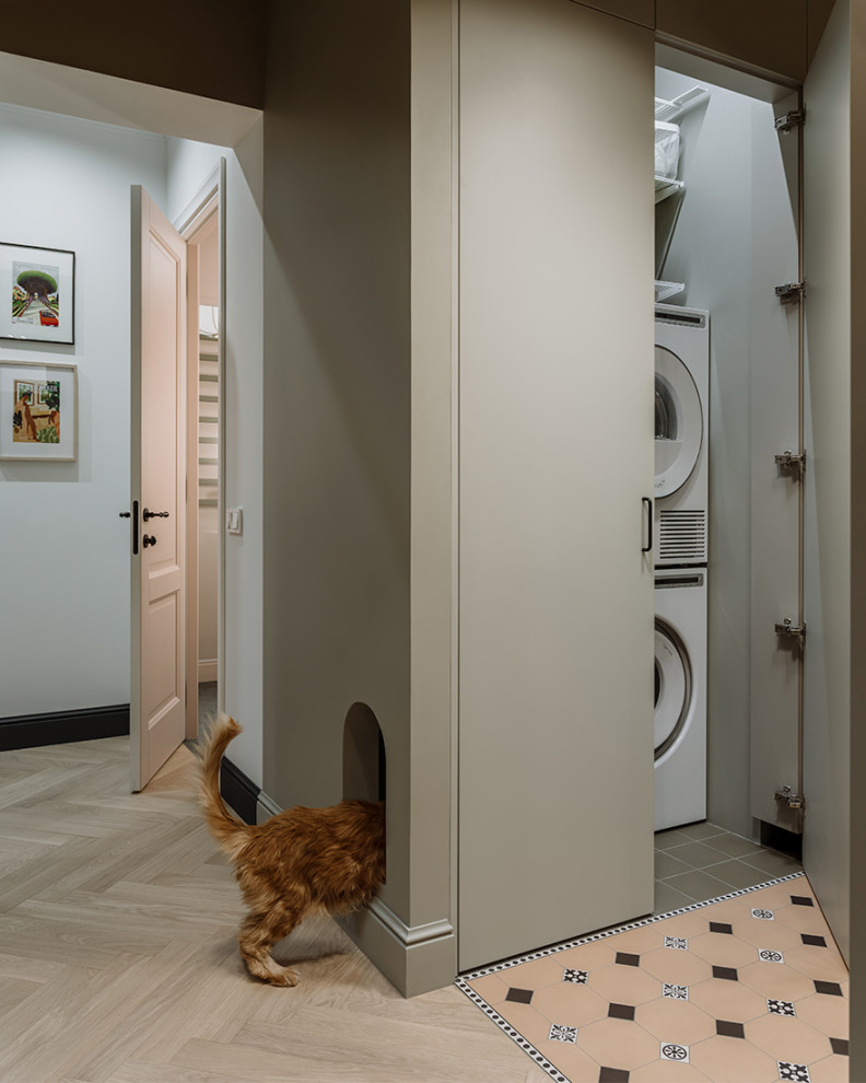 Семейная квартира с красными акцентами и видом на лес