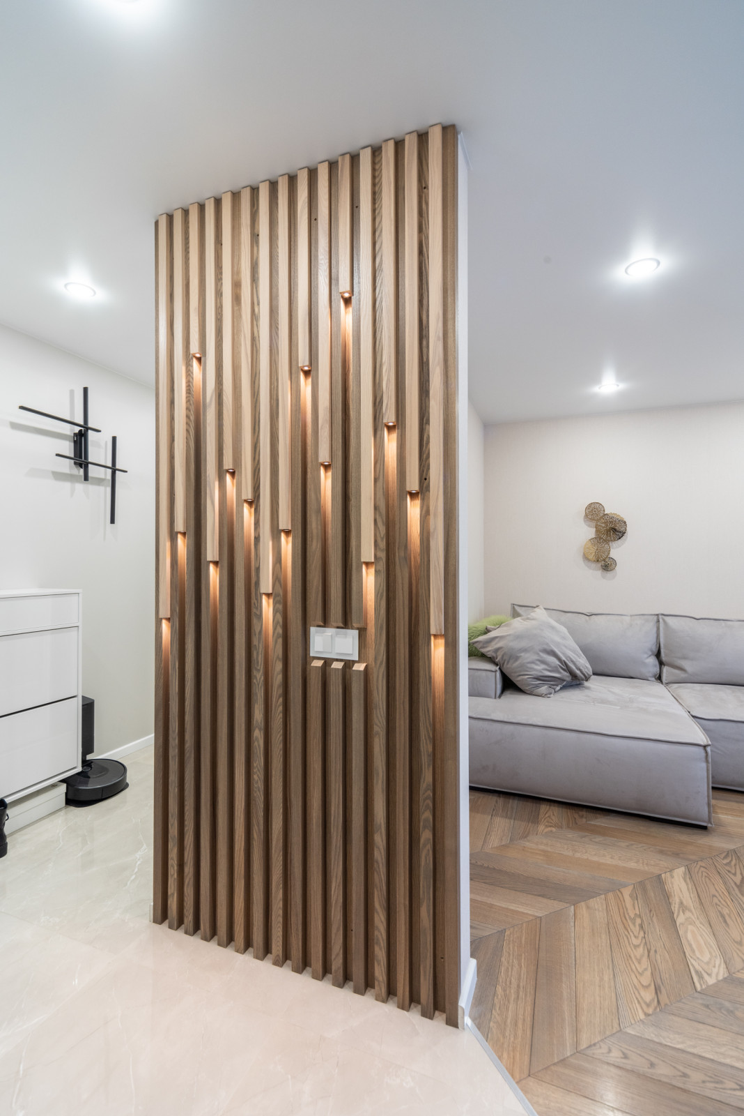 Стена с торцевой подсветкой - Ясень