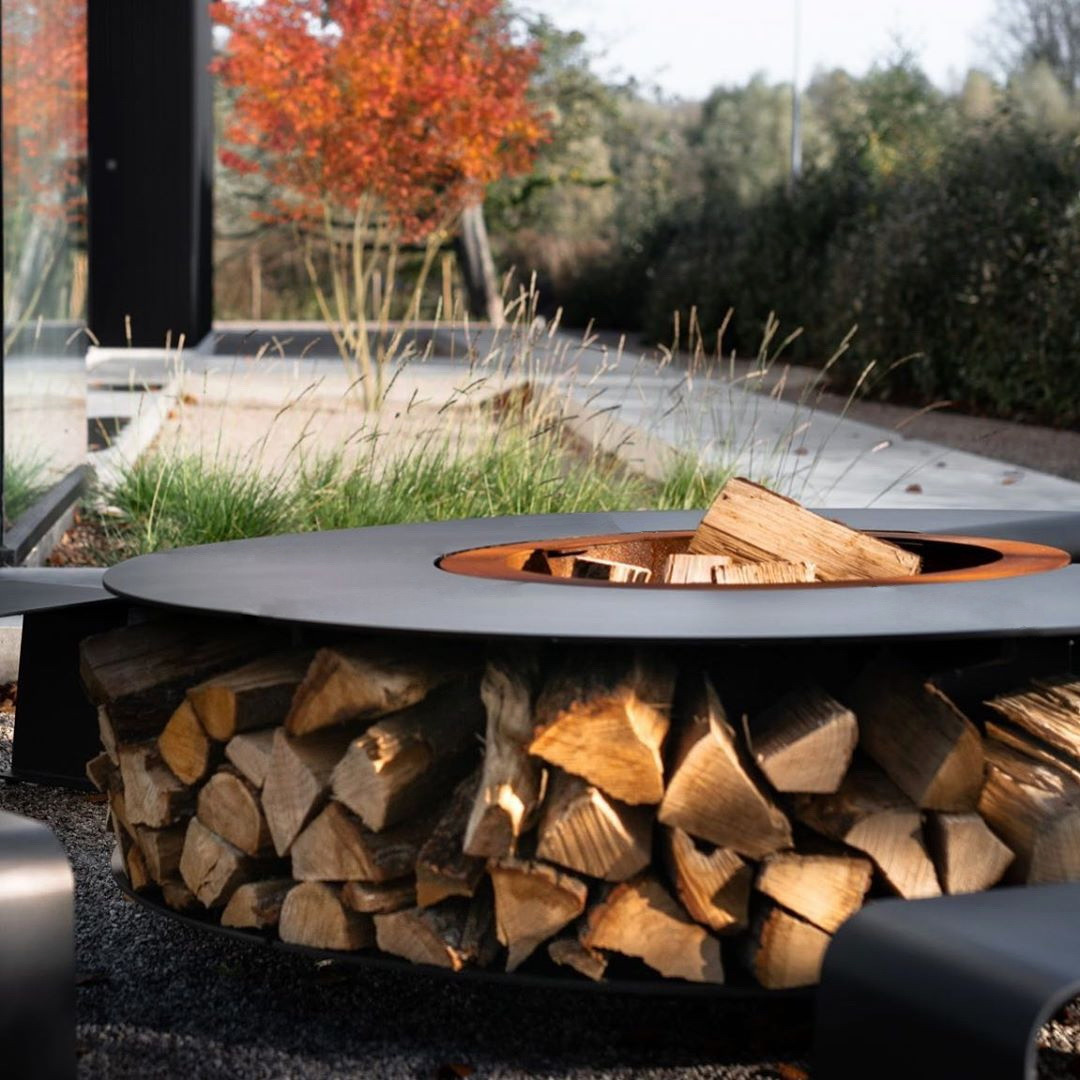 Обложка проекта: Большая костровая чаша с интегрированной дровницей