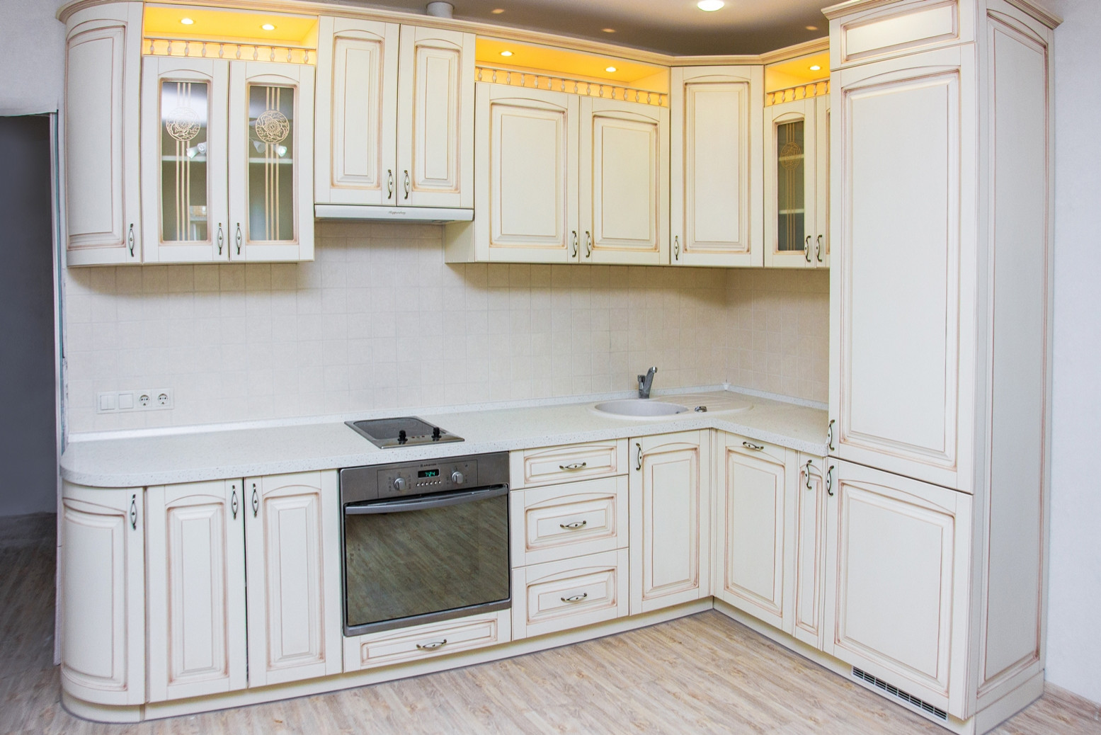 Угловые кухни с мойкой в углу