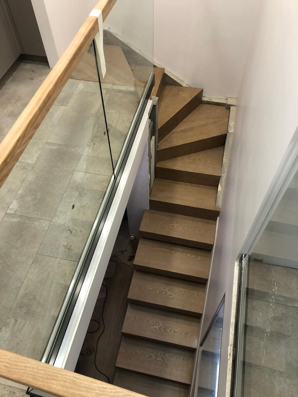 Консольная лестница и цельностеклянные перила второго света в профиле