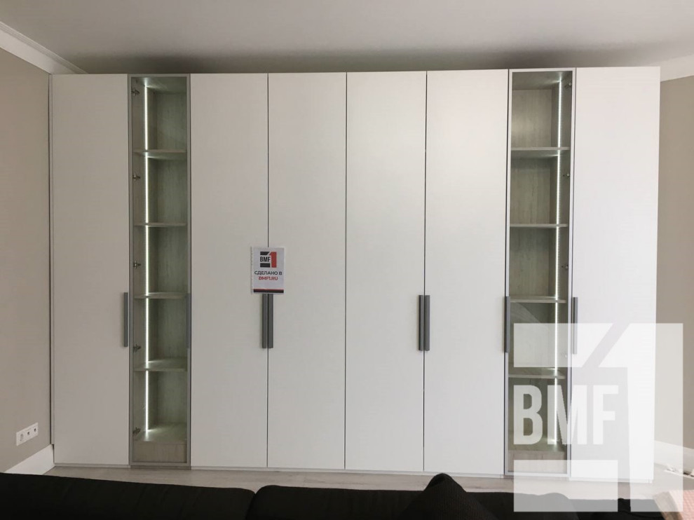 Шкаф с распашными дверьми в гостиную