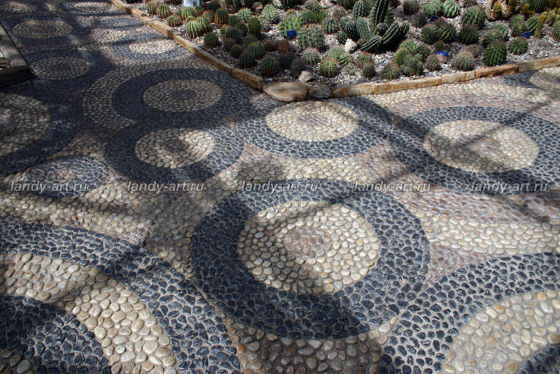 Мощение узорами с использованием разных материалов.