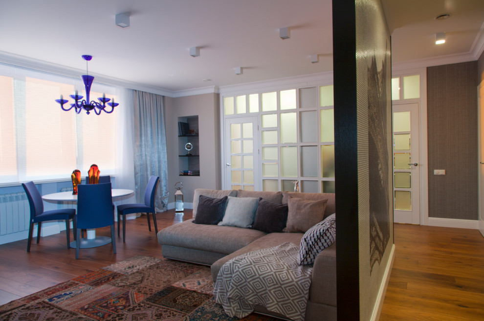 СОВРЕМЕННЫЙ ИНТЕРЬЕР С АНТИКВАРНЫМ КОМОДОМ