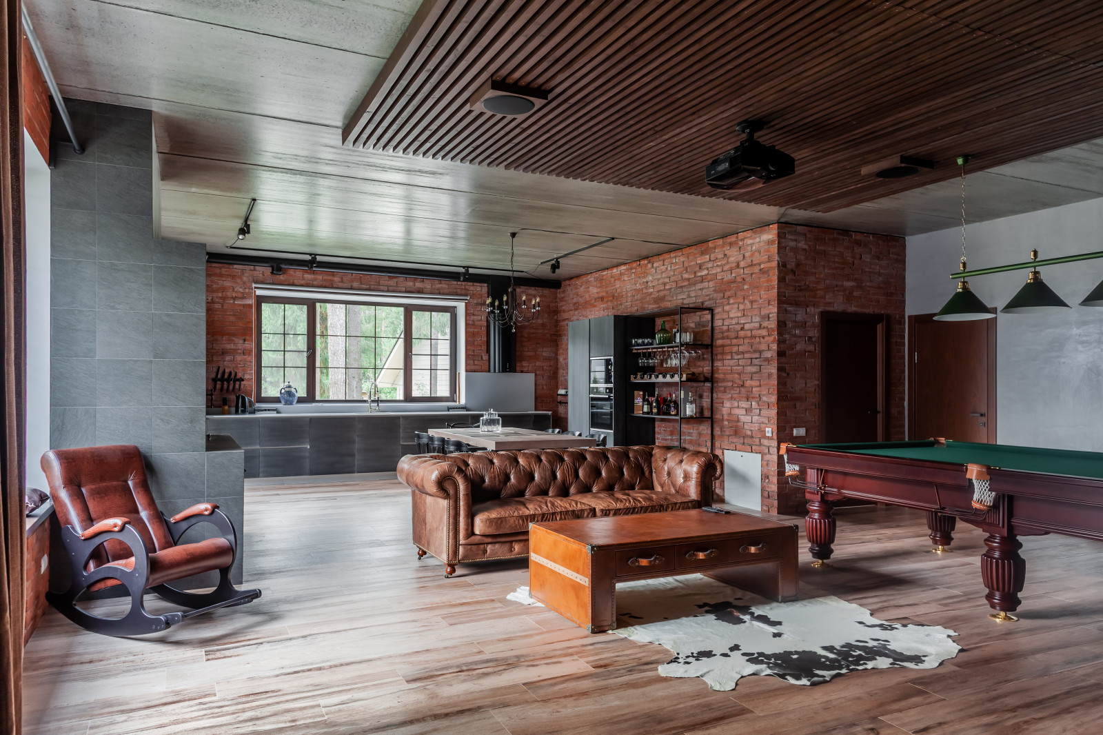 Гостевой домик с домашним кинотеатром в стиле лофт.