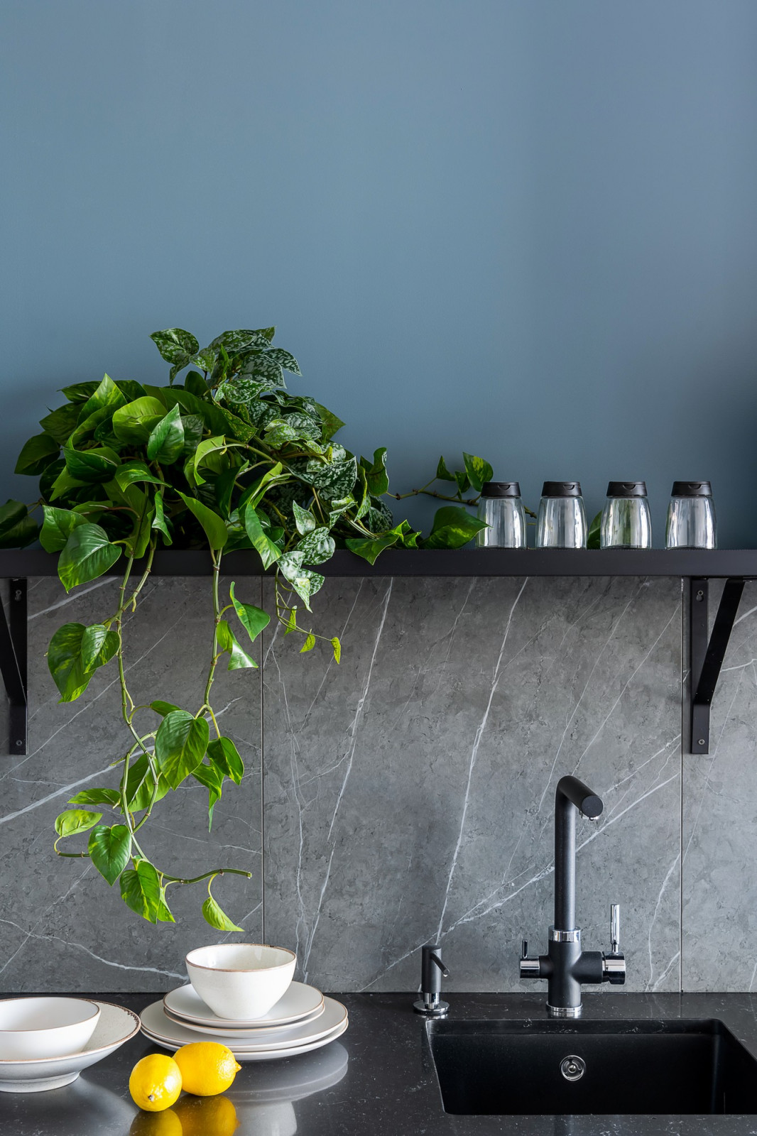 Яркий универсальный интерьер квартиры для сдачи в аренду