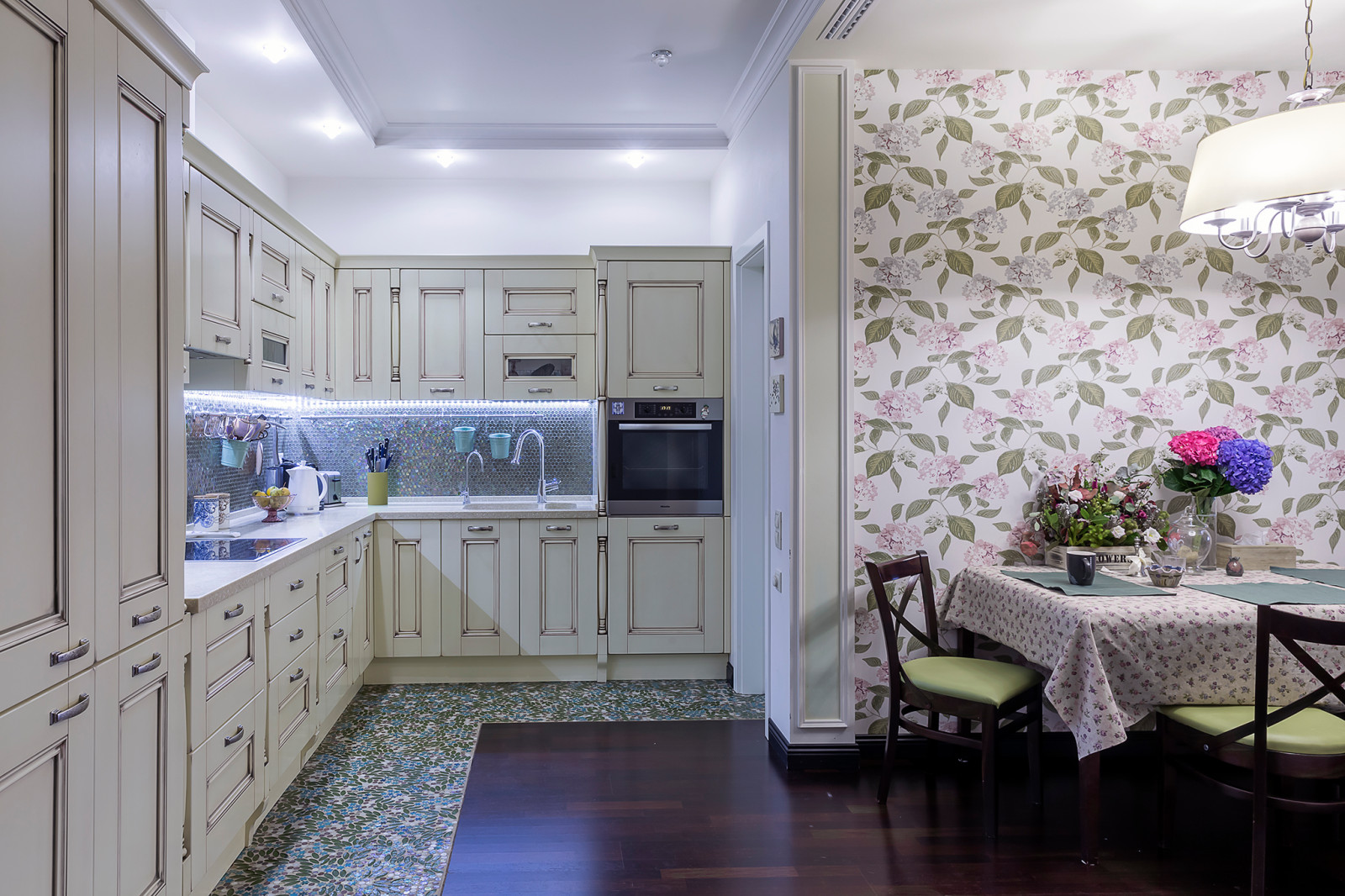 Квартира для модельера. Кухня-столовая в цветочных орнаментах.