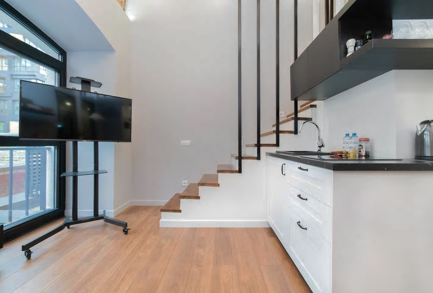 Двухэтажная студия, обшитая деревом