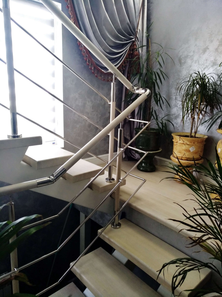 Лестница на двух косоурах, ограждения со вставками