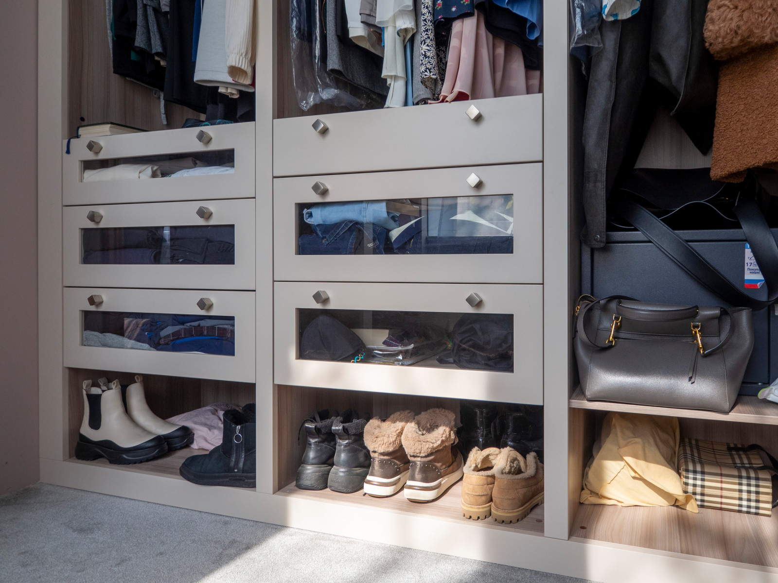 Функциональная гардеробная в современном стиле