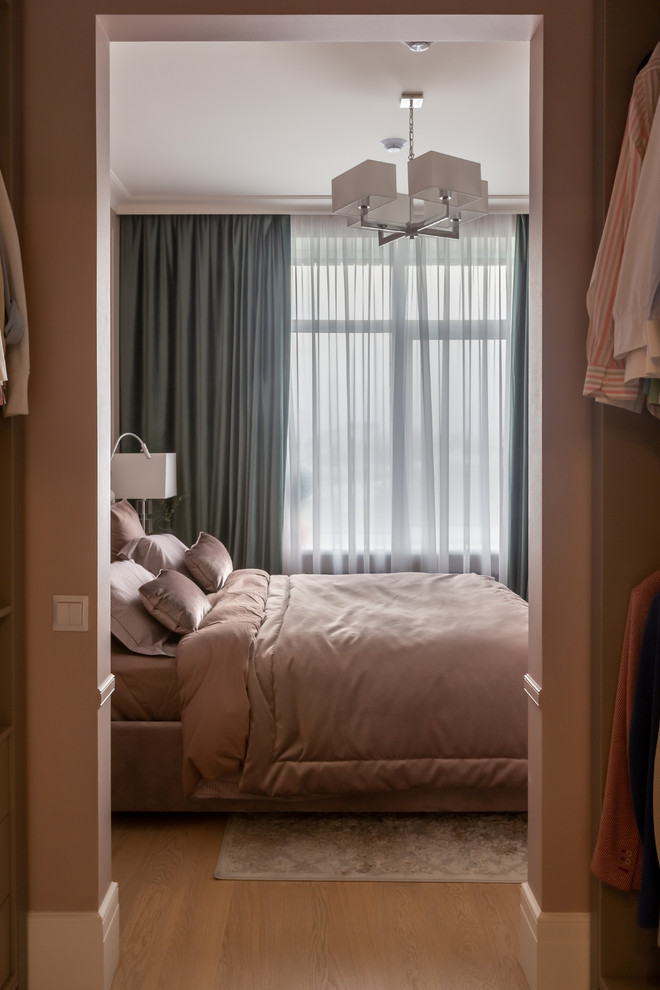 Обложка проекта: Уютная нежно-розовая спальня с графичными акцентами.