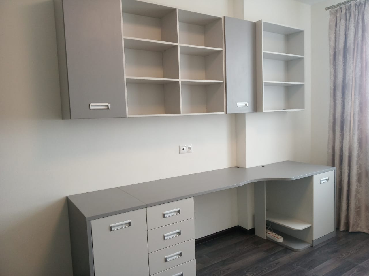 Обложка проекта: Стол с навесными полками и кровать №1985-21