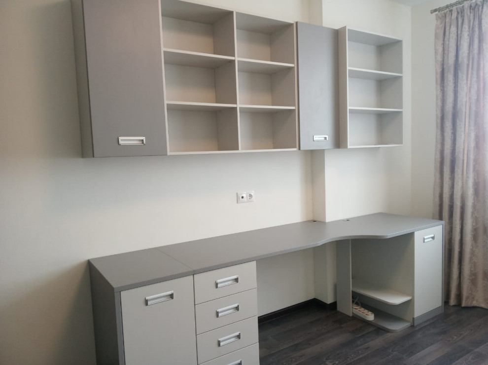 Обложка проекта: Стол с навесными полками и кровать №1985-21