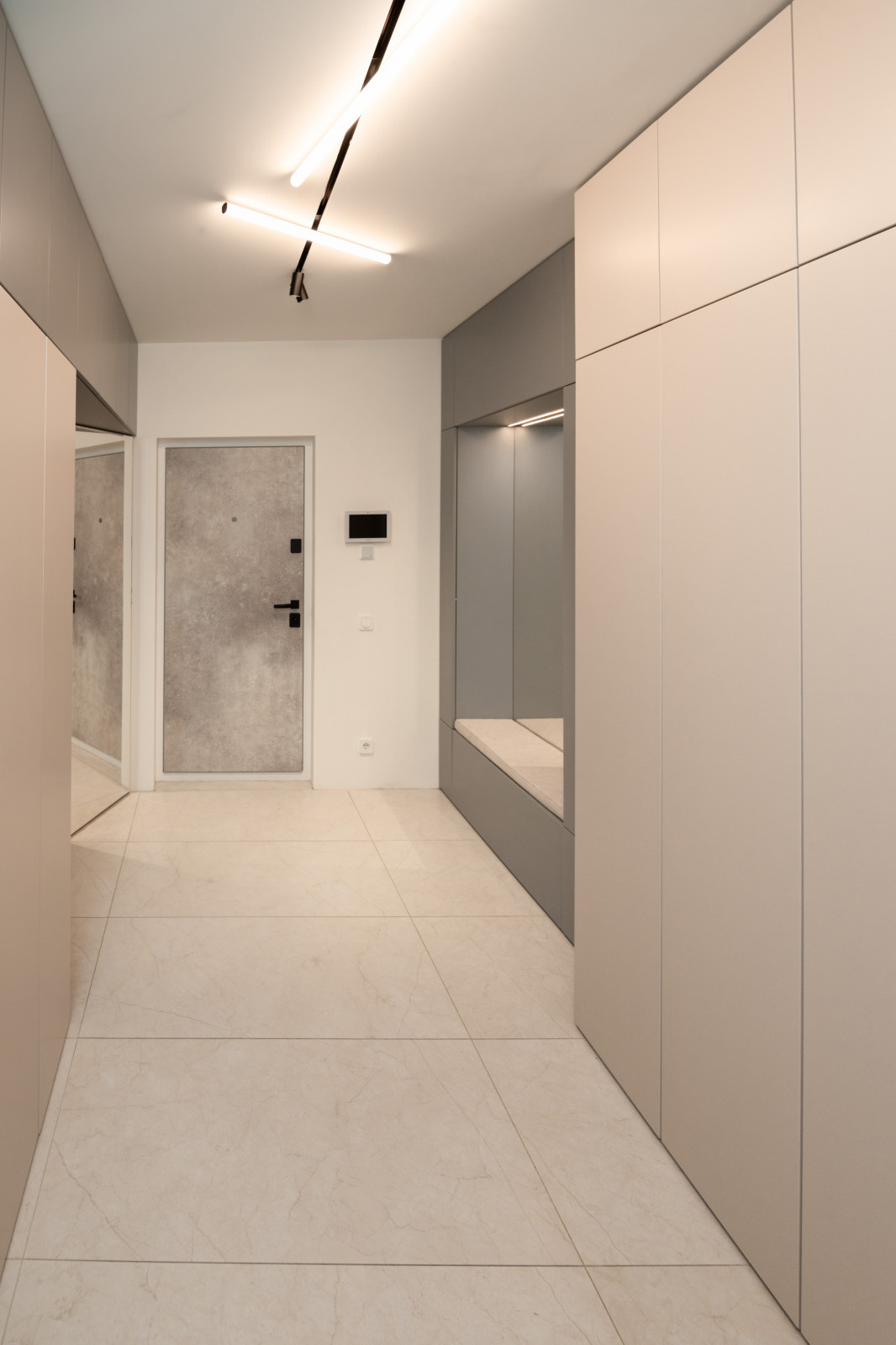 Минималистичные шкафы в прихожую